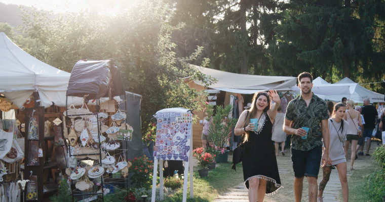 K&ouml;zel k&eacute;tezer program, t&ouml;bb sz&aacute;z fell&eacute;pő - Mozgalmas volt az idei Műv&eacute;szetek V&ouml;lgye - GAL&Eacute;RIA