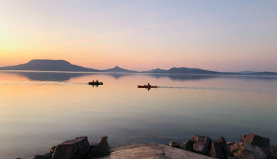 Egyre jobban alg&aacute;sodik a Balaton