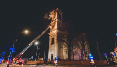 Porig &eacute;gett egy k&eacute;tsz&aacute;z &eacute;ves templomtorony Ajk&aacute;n - VIDE&Oacute;