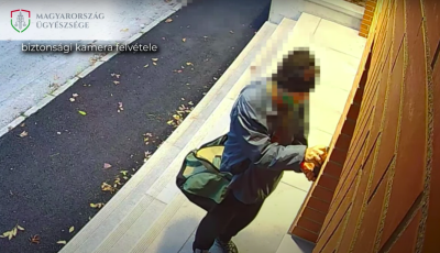K&aacute;rtyaleolvas&oacute;t lopott, lebuktatta a kamera a rutinos tolvajt Veszpr&eacute;mben - VIDE&Oacute;