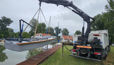 Speci&aacute;lis haj&oacute;val vad&aacute;sznak mostant&oacute;l a Balatonban a szab&aacute;lyszegőkre