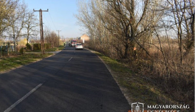 Az ittas sofőr &eacute;s bar&aacute;tja sem sz&oacute;lt a vel&uuml;k utaz&oacute; l&aacute;nyr&oacute;l, aki miut&aacute;n kizuhant a kocsib&oacute;l &eacute;let&eacute;t vesztette
