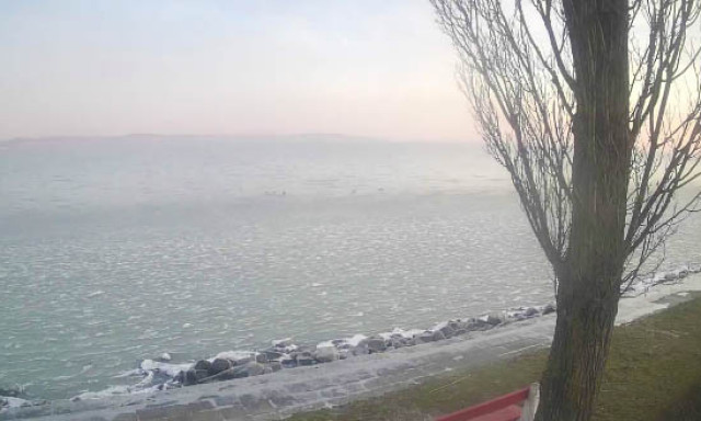 L&aacute;tv&aacute;nyos vide&oacute;n, ahogy elkezdett befagyni a Balaton a d&eacute;li parton