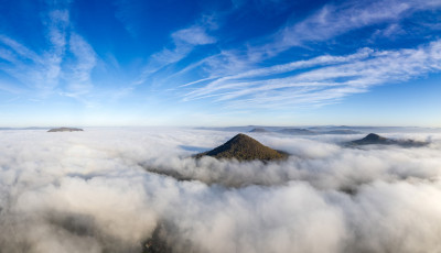 Var&aacute;zslatos reggel a Balaton-felvid&eacute;ken - A tan&uacute;hegyek a felhők f&ouml;l&eacute; emelkedtek