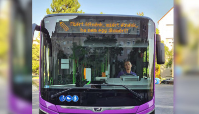 Grund r&eacute;szlettel k&ouml;sz&ouml;nt&ouml;tte a V-busz a fiatalokat a tan&eacute;v első napj&aacute;n
