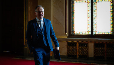 A pedag&oacute;gusb&eacute;rek emel&eacute;se m&aacute;r nem f&eacute;r bele a k&ouml;lts&eacute;gvet&eacute;sbe, nem tudja a korm&aacute;ny előfinansz&iacute;rozni
