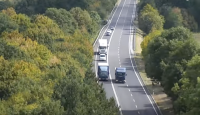 Nagyon sietős volt a kamionosnak, dombon lefel&eacute;, z&aacute;r&oacute;vonaln&aacute;l előz&ouml;tt - VIDE&Oacute;