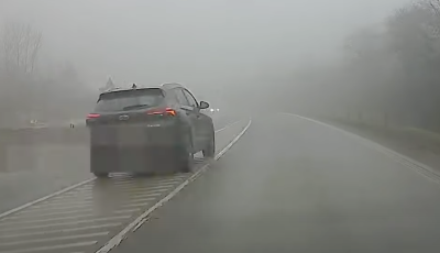 Z&aacute;r&oacute;vonaln&aacute;l előzte meg a k&ouml;dbe burkol&oacute;z&oacute; kanyarban a rendőrt - VIDE&Oacute;