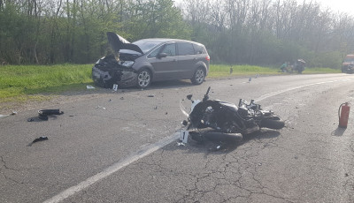 Front&aacute;lisan &uuml;tk&ouml;z&ouml;tt egy motoros &eacute;s egy szem&eacute;lyaut&oacute; Z&aacute;nk&aacute;n&aacute;l
