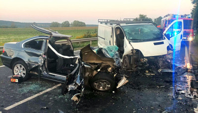 Front&aacute;lis karambol t&ouml;rt&eacute;nt V&aacute;roslődn&eacute;l - A balesetben h&aacute;rman megs&eacute;r&uuml;ltek