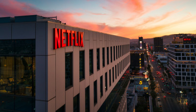 Kem&eacute;ny d&ouml;nt&eacute;sek a Netflix-n&eacute;l, &ouml;t sorozatot is elkasz&aacute;ltak