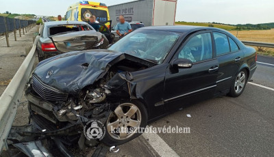 K&ouml;z&uacute;ti balesetek adtak munk&aacute;t vas&aacute;rnap a megye tűzolt&oacute;inak