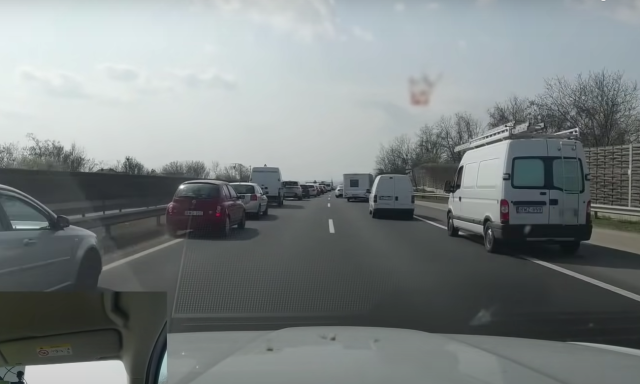 Így adtak utat az autósok a húsvéti dugón a Veszprémbe tartó Vérlovagnak - VIDEÓ