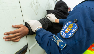 Tiszta GTA, rendőr&ouml;kre lőttek az aut&oacute;p&aacute;ly&aacute;n
