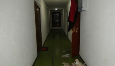 Otthon hagyta a lak&aacute;skulcs&aacute;t, ez&eacute;rt felgy&uacute;jtotta az ajt&oacute;j&aacute;t, hogy bejusson
