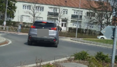 Megint angolosan, rossz ir&aacute;nyba hajtottak be kedvenc k&ouml;rforgalmunkba