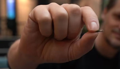 Egy sv&eacute;d c&eacute;g t&eacute;nyleg chipet rak az olt&aacute;ssal az emberekbe, de teljesen m&aacute;s okb&oacute;l, mint gondoln&aacute;nk - VIDE&Oacute;