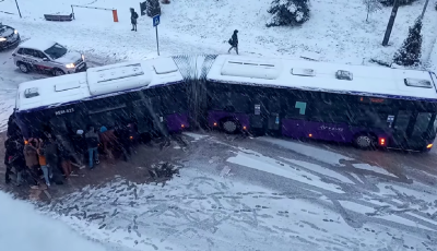 Fiatalok tolt&aacute;k be a kics&uacute;szott buszt - Ilyen az &ouml;sszefog&aacute;s ereje Veszpr&eacute;mben  - VIDE&Oacute;