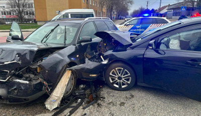 &Ouml;ssze&uuml;tk&ouml;z&ouml;tt k&eacute;t aut&oacute; P&eacute;tf&uuml;rdőn - A v&eacute;tlen anya &eacute;s fia s&eacute;r&uuml;lt meg