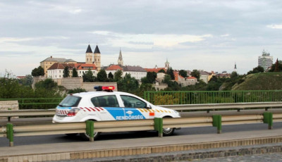 Le akart ugrani egy f&eacute;rfi h&eacute;tfő reggel a v&ouml;lgyh&iacute;dr&oacute;l, a rendőr&ouml;k mentett&eacute;k meg