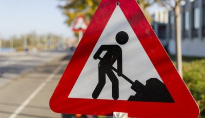 V&aacute;ltozik a forgalmirend a j&aacute;rda- &eacute;s &uacute;tfel&uacute;j&iacute;t&aacute;sok miatt Veszpr&eacute;mben