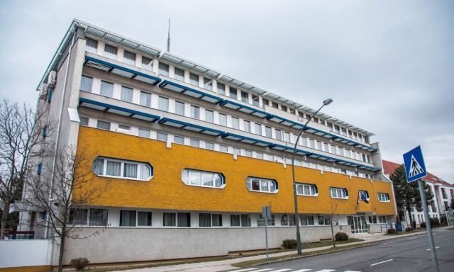 A b&iacute;r&oacute;s&aacute;gok f&uuml;ggetlens&eacute;ge mellett szerveznek ki&aacute;ll&aacute;st Veszpr&eacute;mben