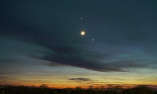 Szemeket az &eacute;gre! K&uuml;l&ouml;n&ouml;sen f&eacute;nyesen ragyog a Jupiter p&eacute;ntektől