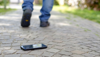 Nem adta vissza tulajdonos&aacute;nak az aut&oacute;r&oacute;l leesett telefont, ez&eacute;rt elő&aacute;ll&iacute;tott&aacute;k a rendőr&ouml;k