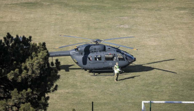 A honv&eacute;ds&eacute;g helikoptere sz&aacute;llt le a Jutas lak&oacute;telepen