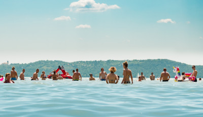 Nincs kifog&aacute;s, ir&aacute;ny a Balaton - Van, ahol m&aacute;r 22 fokos a v&iacute;z