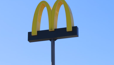 M&aacute;r &aacute;ll a tapolcai McDonald&rsquo;s jellegzetes embl&eacute;m&aacute;ja