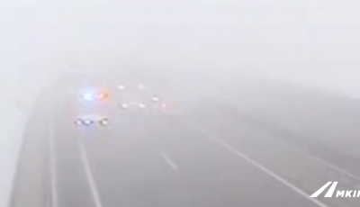 K&ouml;dben veszteglő kuk&aacute;saut&oacute;nak csap&oacute;dott egy aut&oacute; a Kőr&ouml;shegyi v&ouml;lgyh&iacute;don - VIDE&Oacute;