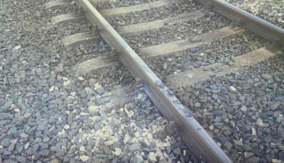 Gyerekekkel szemben int&eacute;zkedtek a rendőr&ouml;k - K&ouml;veket pakoltak a vas&uacute;ti s&iacute;nekre