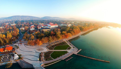 300 milli&oacute;b&oacute;l &uacute;j&iacute;tanak fel t&ouml;bb mint t&iacute;z utc&aacute;t Balatonf&uuml;reden