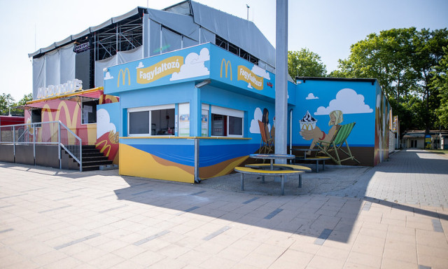 V&iacute;zre &eacute;p&uuml;lt terasszal &uacute;j&iacute;t a McDonald&rsquo;s a Balatonn&aacute;l