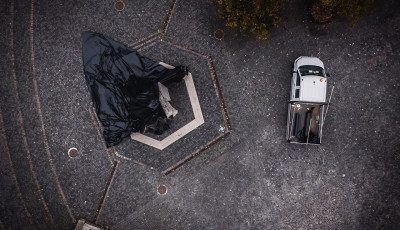 Veszpr&eacute;m fel&ouml;lt&ouml;tte a t&eacute;li takar&oacute;t: t&eacute;lies&iacute;tett&eacute;k a v&aacute;ros szobrait &eacute;s sz&ouml;kők&uacute;tjait