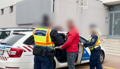 Az utc&aacute;n &uuml;t&ouml;tte, haj&aacute;n&aacute;l fogva h&uacute;zta volt &eacute;lett&aacute;rs&aacute;t Hajm&aacute;sk&eacute;ren