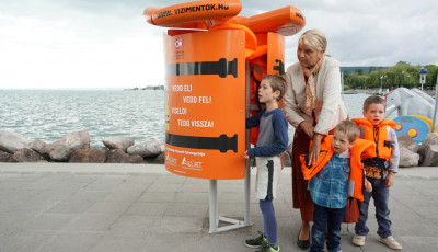 Felavatt&aacute;k az első &aacute;llv&aacute;nyt Balatonalm&aacute;diban &ndash; Ingyen biztos&iacute;tanak mentőmell&eacute;nyeket a gyereknek