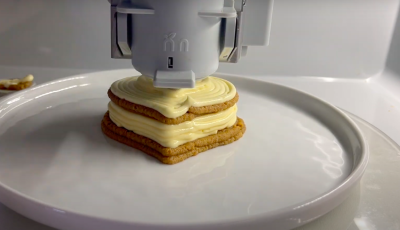 Most m&aacute;r s&uuml;tni sem kell &ndash; 3D nyomtat&oacute;val k&eacute;sz&iacute;tettek tiramisut Olaszorsz&aacute;gban - VIDE&Oacute;