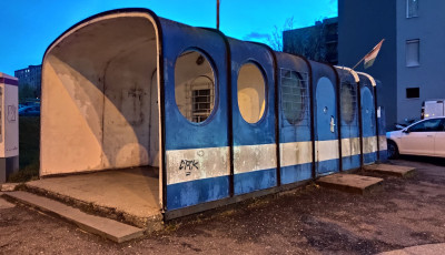 Elbontj&aacute;k a sofőrpihenőt a Haszkov&oacute;-fordul&oacute;ban - Csili-vili kont&eacute;ner j&ouml;n helyette