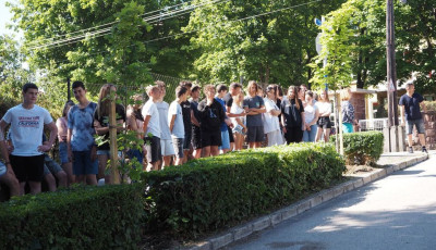 Lufik helyett fa&uuml;ltet&eacute;ssel b&uacute;cs&uacute;ztak egy balatonalm&aacute;di &aacute;ltal&aacute;nos iskola nyolcadikos di&aacute;kjai