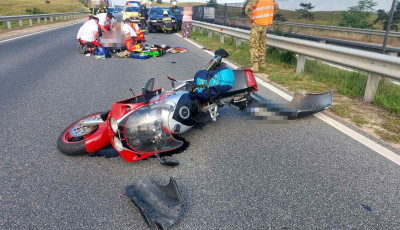 Baleset a 8-ason -  Mentőhelikopter sz&aacute;ll&iacute;totta k&oacute;rh&aacute;zba a s&eacute;r&uuml;lt motorost