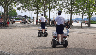 Segway-jel j&aacute;rőr&ouml;znek a rendőrők Balatonf&uuml;reden
