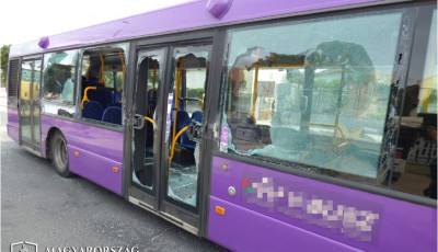 Erre m&eacute;g eml&eacute;keztek? V&aacute;dat emeltek a busz ablakait kit&ouml;rő baleset kapcs&aacute;n