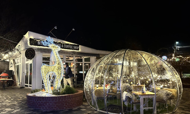 Kar&aacute;csonyi hangulat a k&ouml;b&ouml;n - Rendesen kicsinos&iacute;tott&aacute;k a Bitang Burger terasz&aacute;t