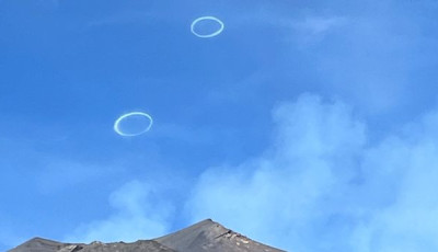 Szab&aacute;lyos f&uuml;stkarik&aacute;kat eregetett az Etna - VIDE&Oacute;