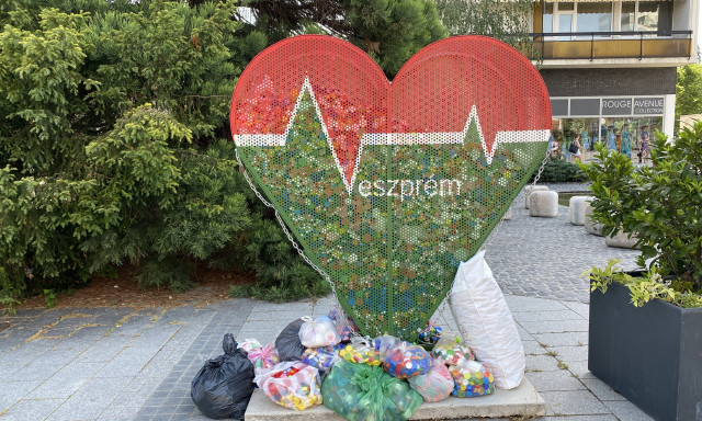 Egy tű nem sok, de annyi sem f&eacute;r m&aacute;r a Kossuth utcai kupakgyűjtőbe