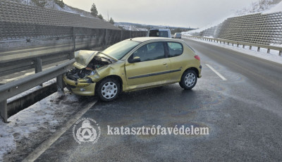 Sorozatosan &uuml;tk&ouml;ztek szalagkorl&aacute;tnak az aut&oacute;k a megyei &uacute;tjain