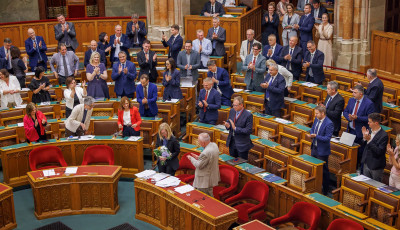 11 &oacute;r&aacute;n &aacute;t egyszer sem ment ki a parlamenti vit&aacute;r&oacute;l, a v&eacute;g&eacute;n vir&aacute;got kapott az igazs&aacute;g&uuml;gyi miniszter - VIDE&Oacute;