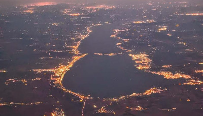 &Iacute;gy fest a Balaton mad&aacute;rt&aacute;vb&oacute;l &eacute;jszaka